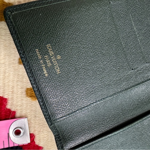 LOUIS VUITTON
Taiga Porte-Chequier Cartes Credit
Wallet - Picture 5 of 12